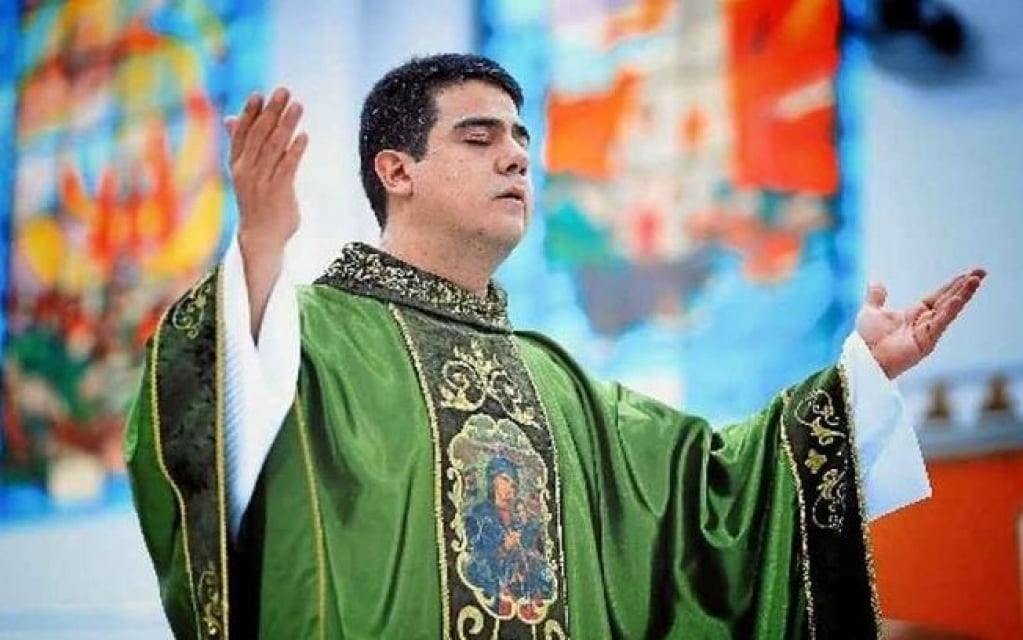 Acusado de desviar dinheiro de fiéis, Padre Robson é vetado da TV