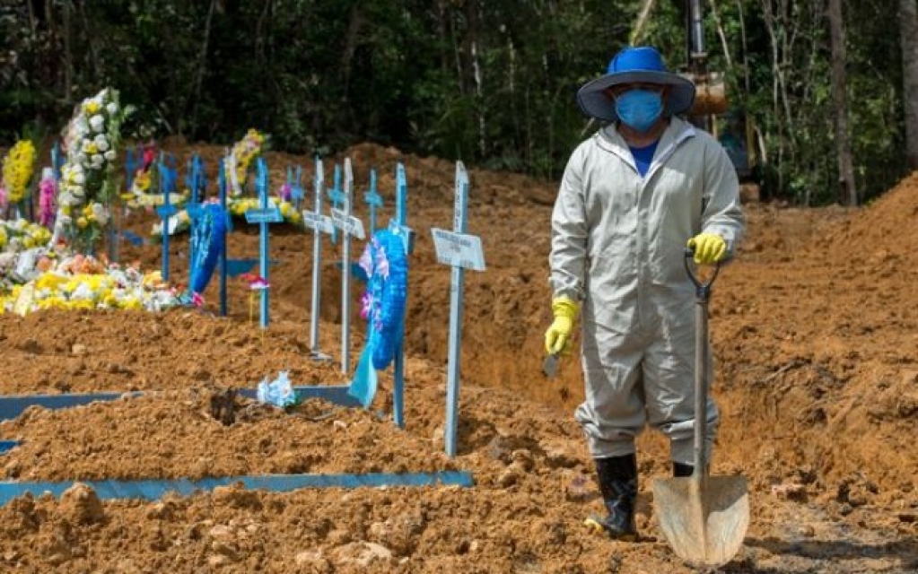 Brasil tem 922 novas mortes e chega perto de 120 mil óbitos por Covid-19