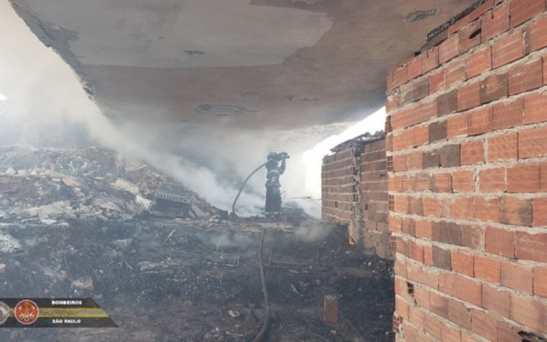 Criança de 9 anos morre durante incêndio em comunidade na Penha