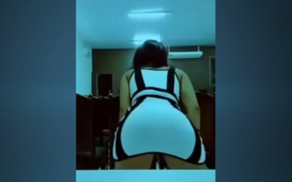 Jovem é flagrada dançando funk em Câmara de Vereadores, no PiauÃ; assista Jovem é flagrada dançando funk em Câmara de Vereadores, no PiauÃ; assista