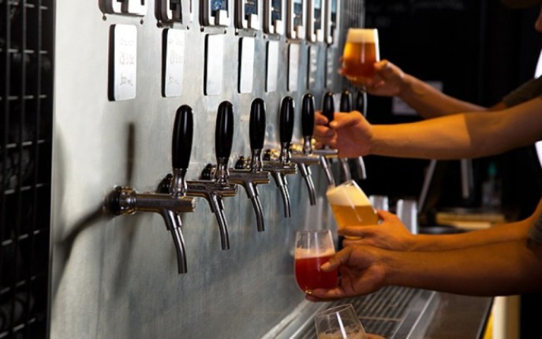 Bar em Porto Alegre instala "caixa eletrônico de cerveja" para driblar pandemia