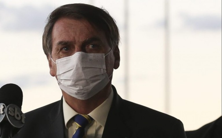 Bolsonaro contraria lei que assinou ao dizer que vacina não é obrigatória