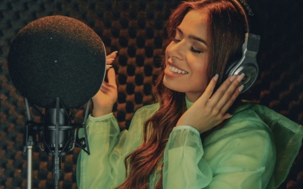 Emilia Pedersen grava covers de Ariana Grande e Dua Lipa para suas redes sociais