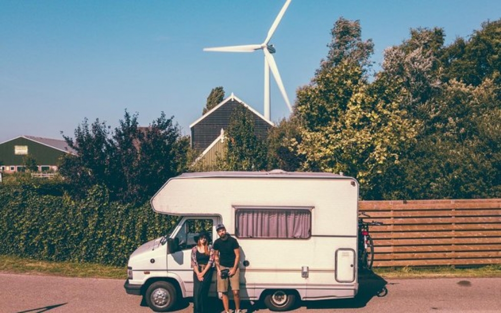 Casal abandona vida convencional para viver em motorhome na Europa