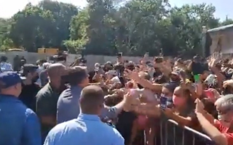 Sem máscara, Bolsonaro causa aglomeração no interior de São Paulo; veja