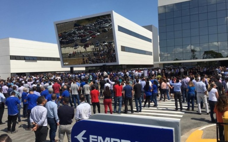 Greve da Embraer: funcionários reagem a demissões e supersalários