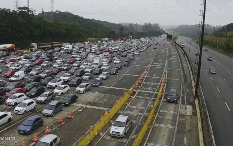 SP: com congestionamento na ida à praia, um milhão são esperados no litoral