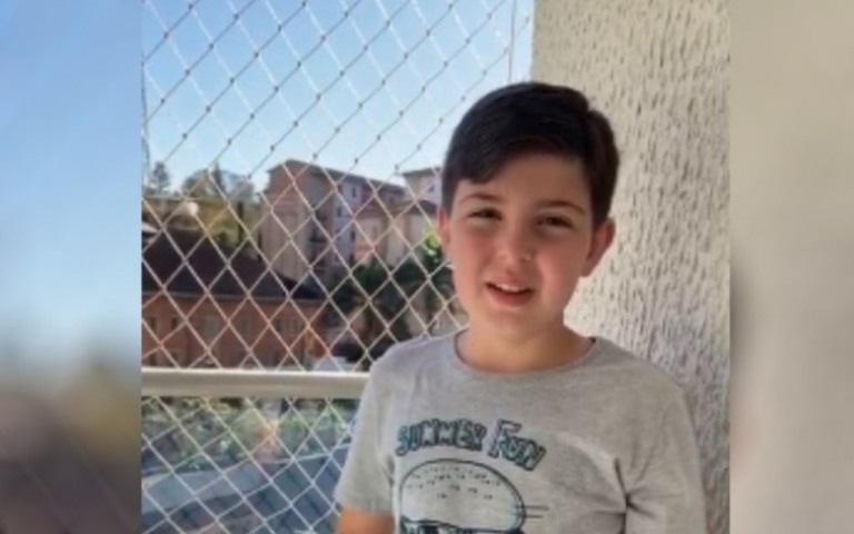Garoto de oito anos encontra cobra sucuri em piscina de resort; veja