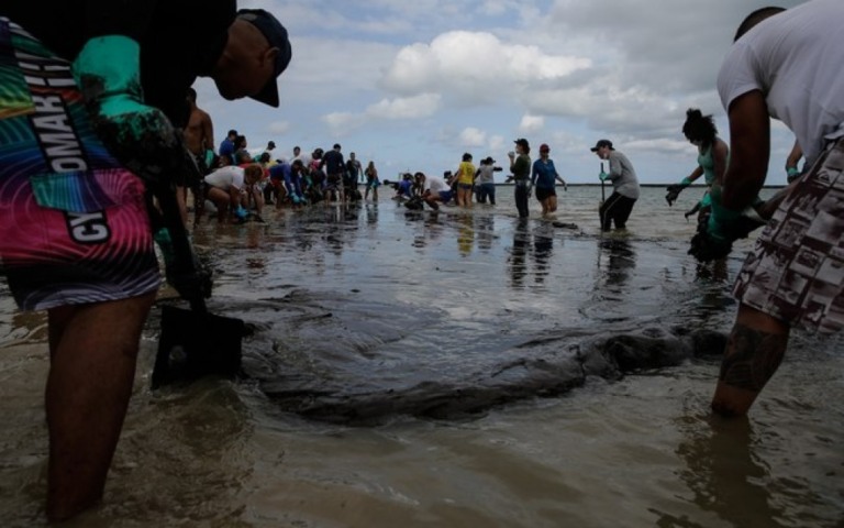Óleo vazado há um ano no mar segue sem culpados, punições ou multas