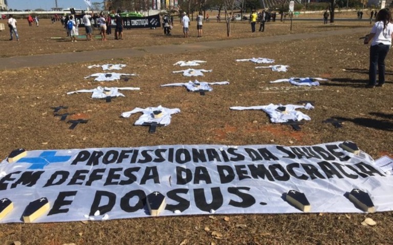 Manifestantes pró e contra governo federal fazem atos na Esplanada; veja