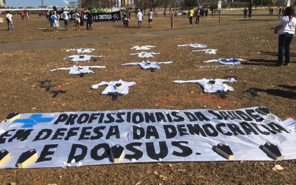 Manifestantes pró e contra governo federal fazem atos na Esplanada; veja Manifestantes pró e contra governo federal fazem atos na Esplanada; veja