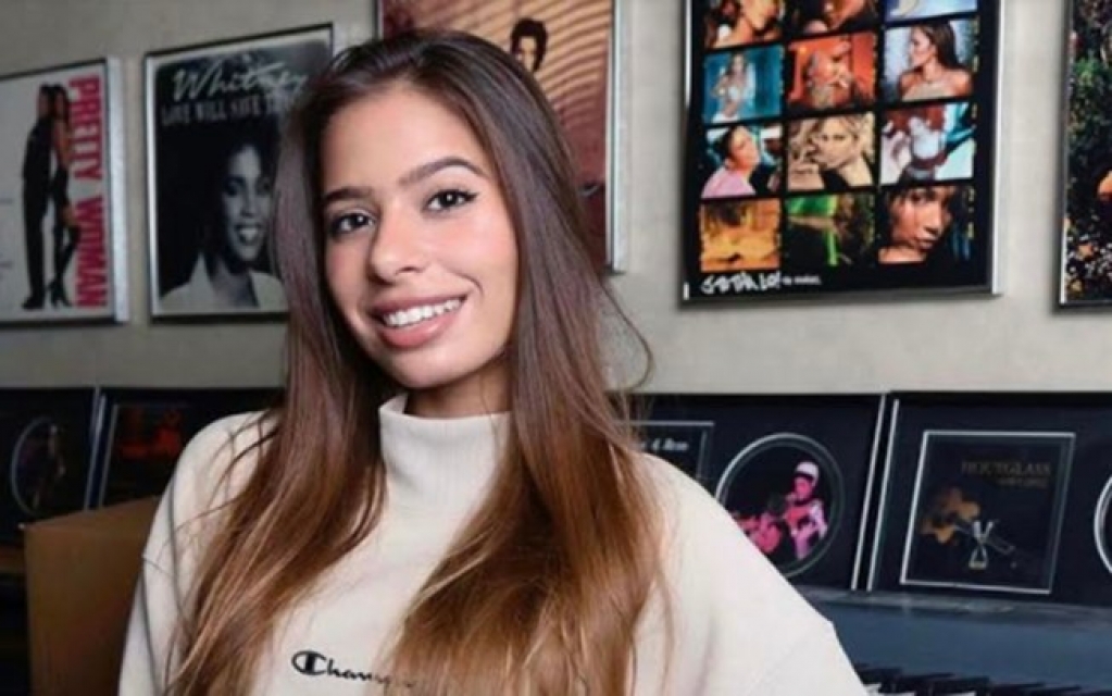 Dinamarquesa Emilia Pedersen celebra Independência do Brasil cantando Anavitória