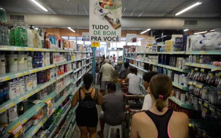 Alimentos e gasolina têm alta, mas inflação fica em 0,24% em agosto