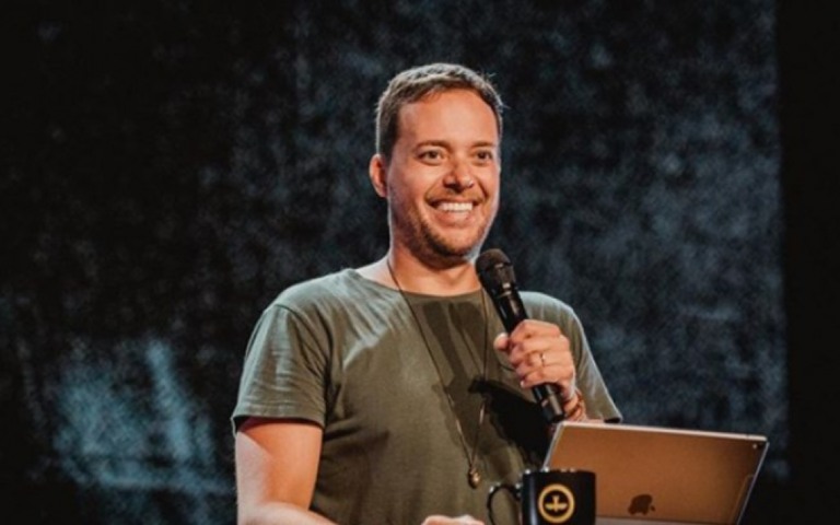 Pastor diz que igreja não é para homossexuais: "Podem ir para clube gay"