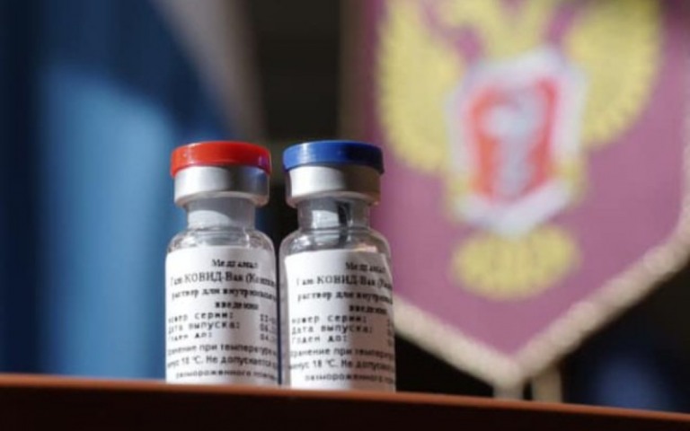 Rússia diz que deve enviar doses da vacina ao Brasil em novembro