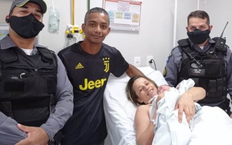 Bebê nasce dentro do elevador de maternidade; policiais ajudam no parto