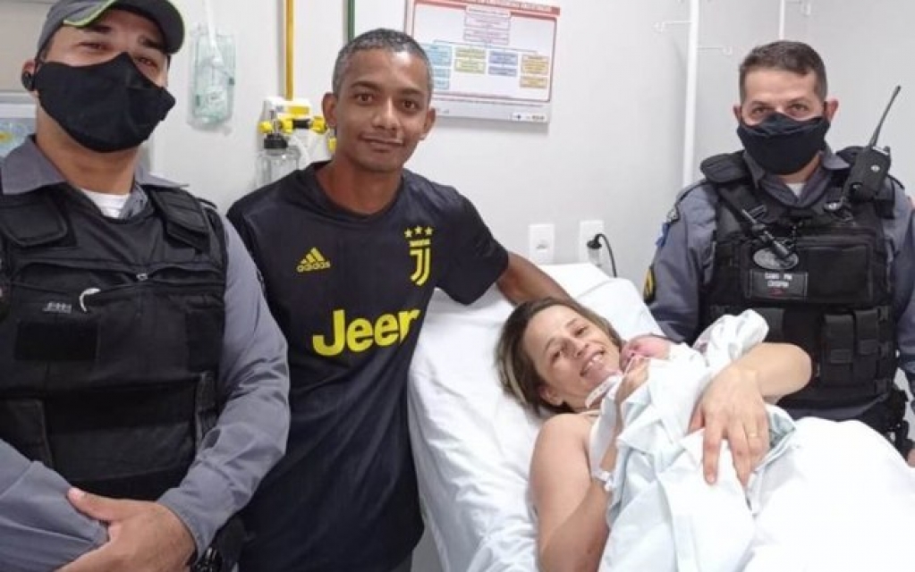 Bebê nasce dentro do elevador de maternidade; policiais ajudam no parto Bebê nasce dentro do elevador de maternidade; policiais ajudam no parto