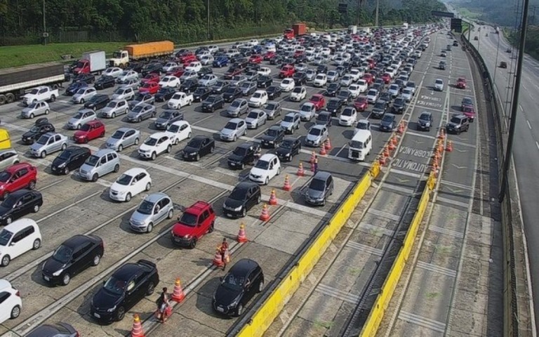Turistas fazem fila no pedágio do litoral de SP para aproveitar alta temperatura