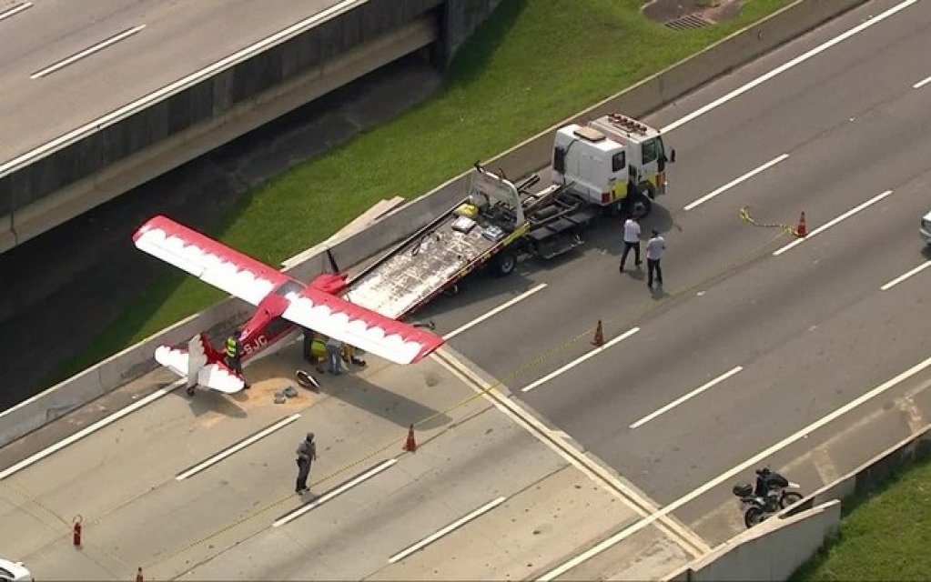 Avião faz pouso de emergência em estrada de São Paulo Avião faz pouso de emergência em estrada de São Paulo