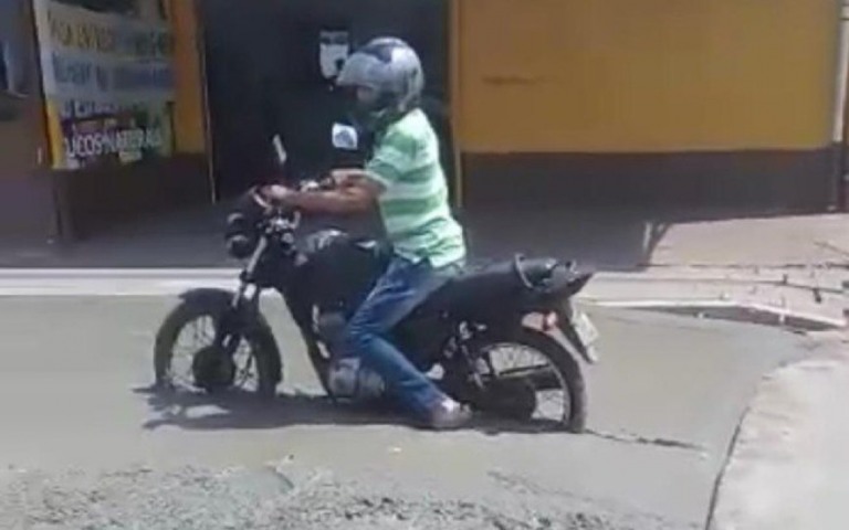 Motoqueiro fura bloqueio de obra e fica preso no cimento fresco; assista