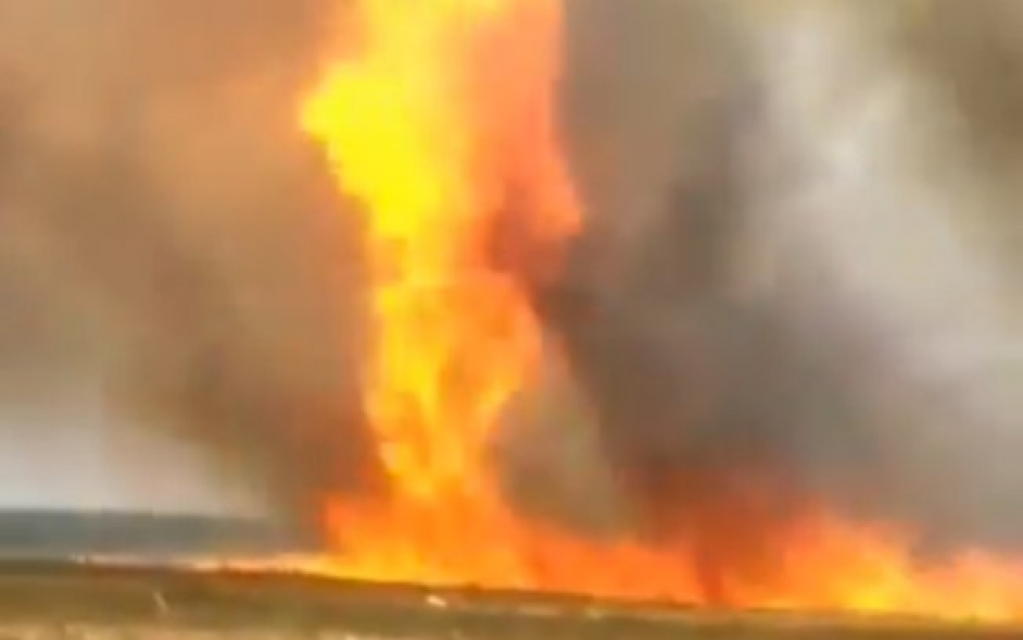 Redemoinho de fogo se forma entre Minas Gerais e Goiás; assista Redemoinho de fogo se forma entre Minas Gerais e Goiás; assista