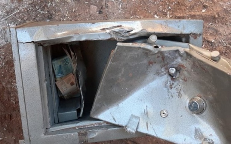 Idoso recupera R$ 36 mil deixados em cofre roubado e abandonado como sucata
