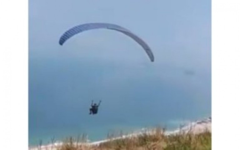 Homem cai de parapente, fratura lombar e é resgatado por helicóptero; veja salto