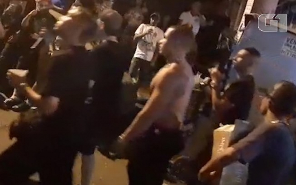 Traficantes da Rocinha desfilam com fuzis em baile funk; vídeo