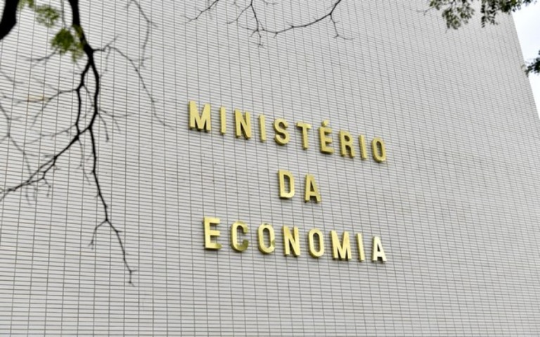 Governo mantém projeção de julho e espera que PIB caia 4,7% neste ano