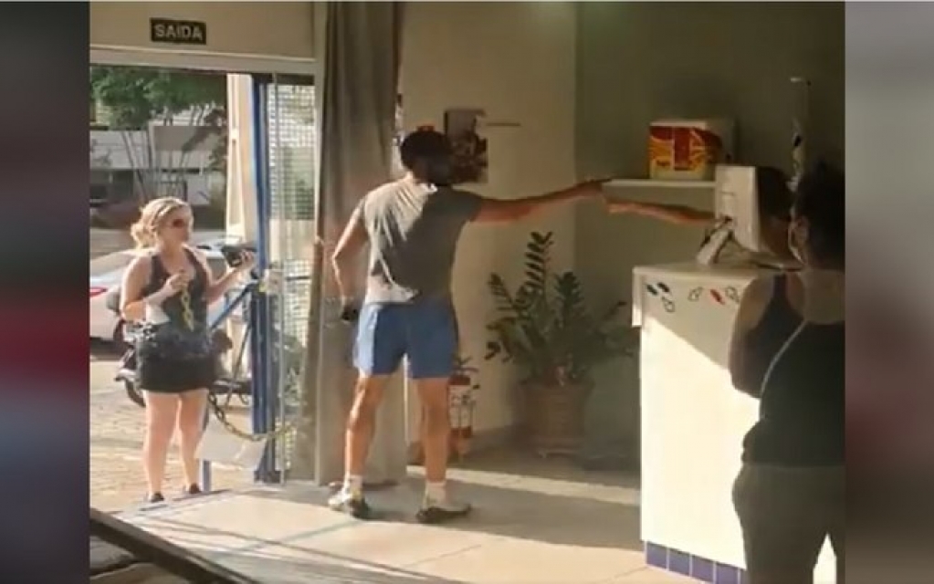 Novo vídeo mostra homem antes de agredir proprietária de loja Novo vídeo mostra homem antes de agredir proprietária de loja