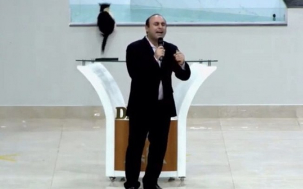 Gato abençoado: felino invade live e pula em piscina de batismo; veja o vídeo Gato abençoado: felino invade live e pula em piscina de batismo; veja o vídeo