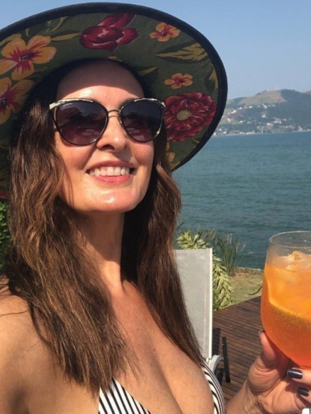 Fátima Bernardes faz 58 anos e posta foto de biquíni: "Um brinde à vida"