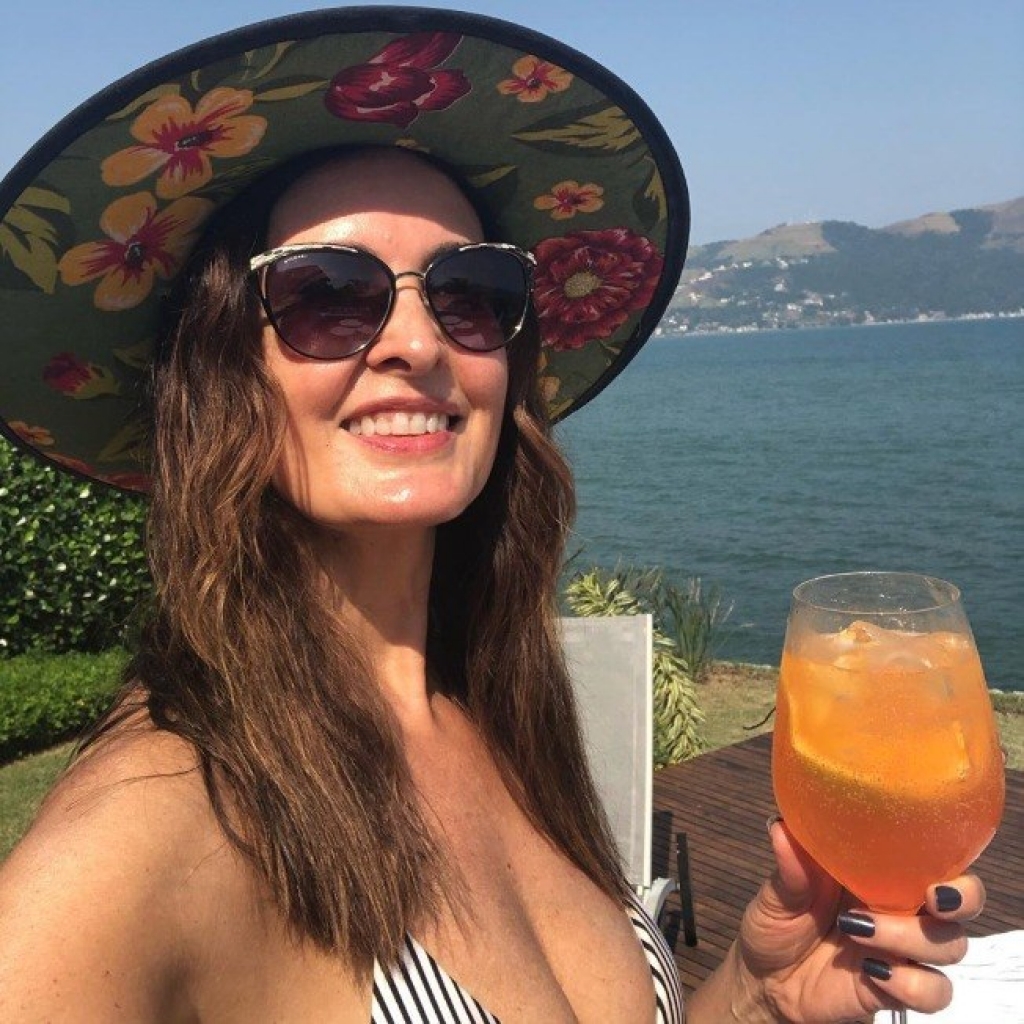 Fátima Bernardes faz 58 anos e posta foto de biquíni: "Um brinde à vida" Fátima Bernardes faz 58 anos e posta foto de biquíni: "Um brinde à vida"