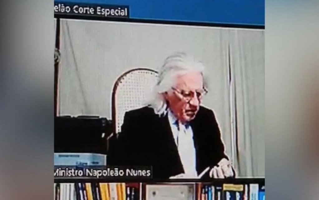 Ministro do STJ é flagrado lixando e roendo unhas em sessão virtual; assista Ministro do STJ é flagrado lixando e roendo unhas em sessão virtual; assista