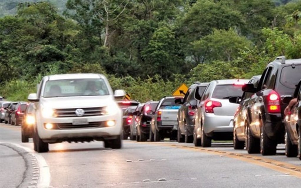 Farol baixo desligado vai seguir multando na maioria das rodovias