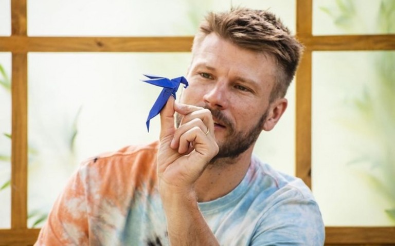 Rodrigo Hilbert mostra habilidade no origami e fãs pedem que ele crie vacina