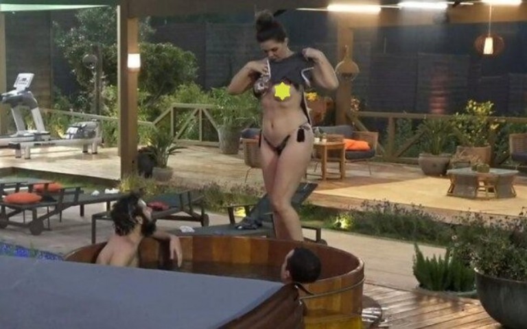 Luiza Ambiel se descuida e mostra seio em banheira em "A Fazenda"
