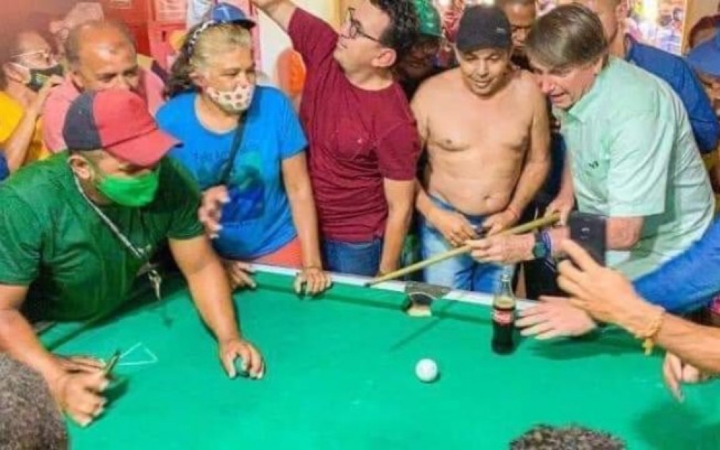 Sem máscara, Bolsonaro joga sinuca em bar no Ceará com apoiadores Sem máscara, Bolsonaro joga sinuca em bar no Ceará com apoiadores