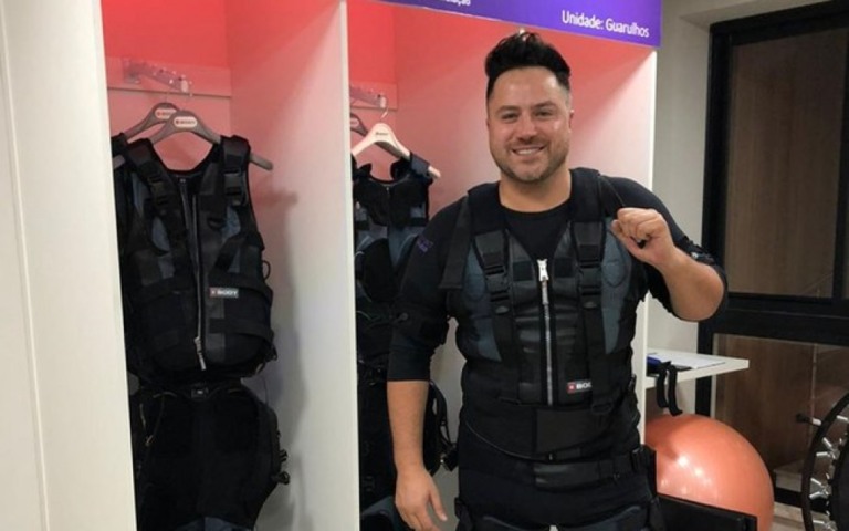 Ator de "A Praça É Nossa", Kleber Lopes usa "choquinho" para queimar caloria