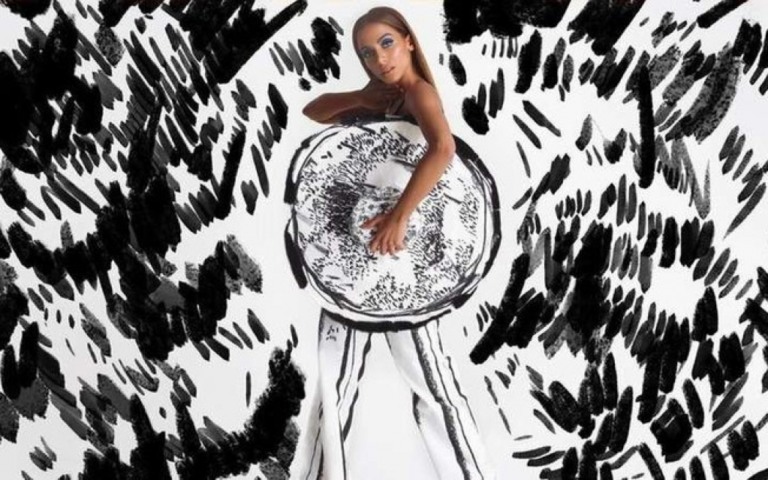 Com Pelourinho e muita moda, Anitta entrega tudo em clipe com Cardi B