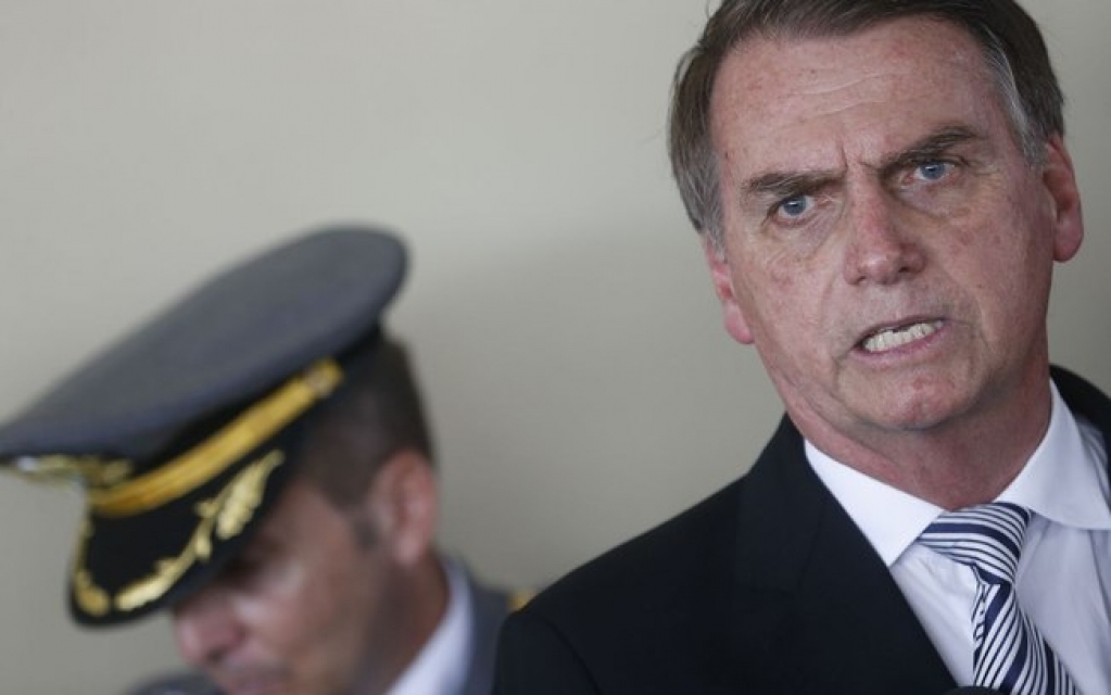 Exército retira jornalistas de afiliada da Globo de evento com Bolsonaro em MT Exército retira jornalistas de afiliada da Globo de evento com Bolsonaro em MT