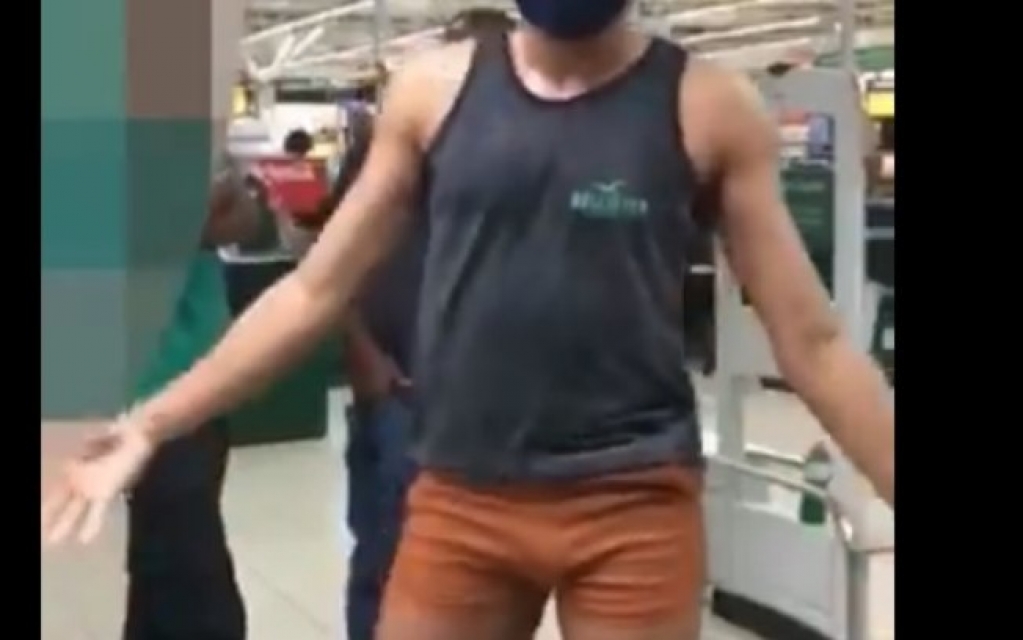 Vídeo: Homem é impedido de entrar em mercado por usar short curto; veja