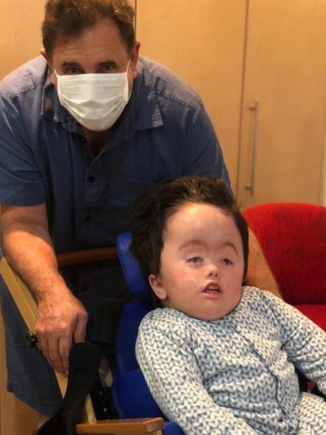 Ratinho posta foto com o neto e se derrete: "Meu anjinho da guarda"