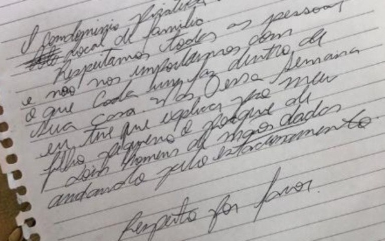 Rapaz de mãos dadas com namorado incomoda vizinho, que pede respeito