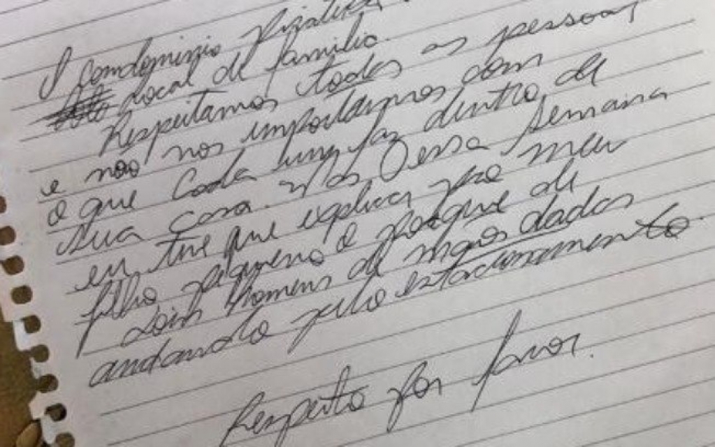 Rapaz de mãos dadas com namorado incomoda vizinho, que pede respeito Rapaz de mãos dadas com namorado incomoda vizinho, que pede respeito