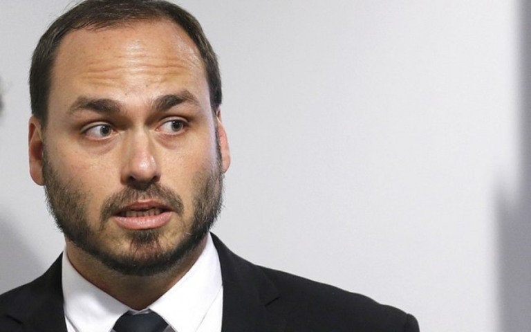 "ONGs vagabundas" tramam contra o presidente na ONU, diz Carlos Bolsonaro