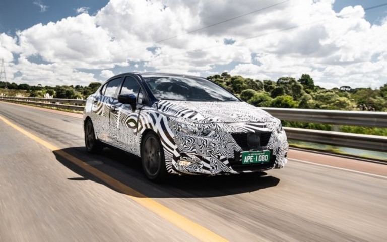 Nissan mostra foto do novo Versa camuflado em testes Nissan mostra foto do novo Versa camuflado em testes