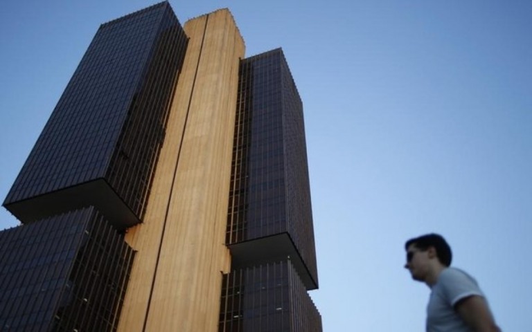 Copom diz que redução dos auxílios atrasará retomada da economia