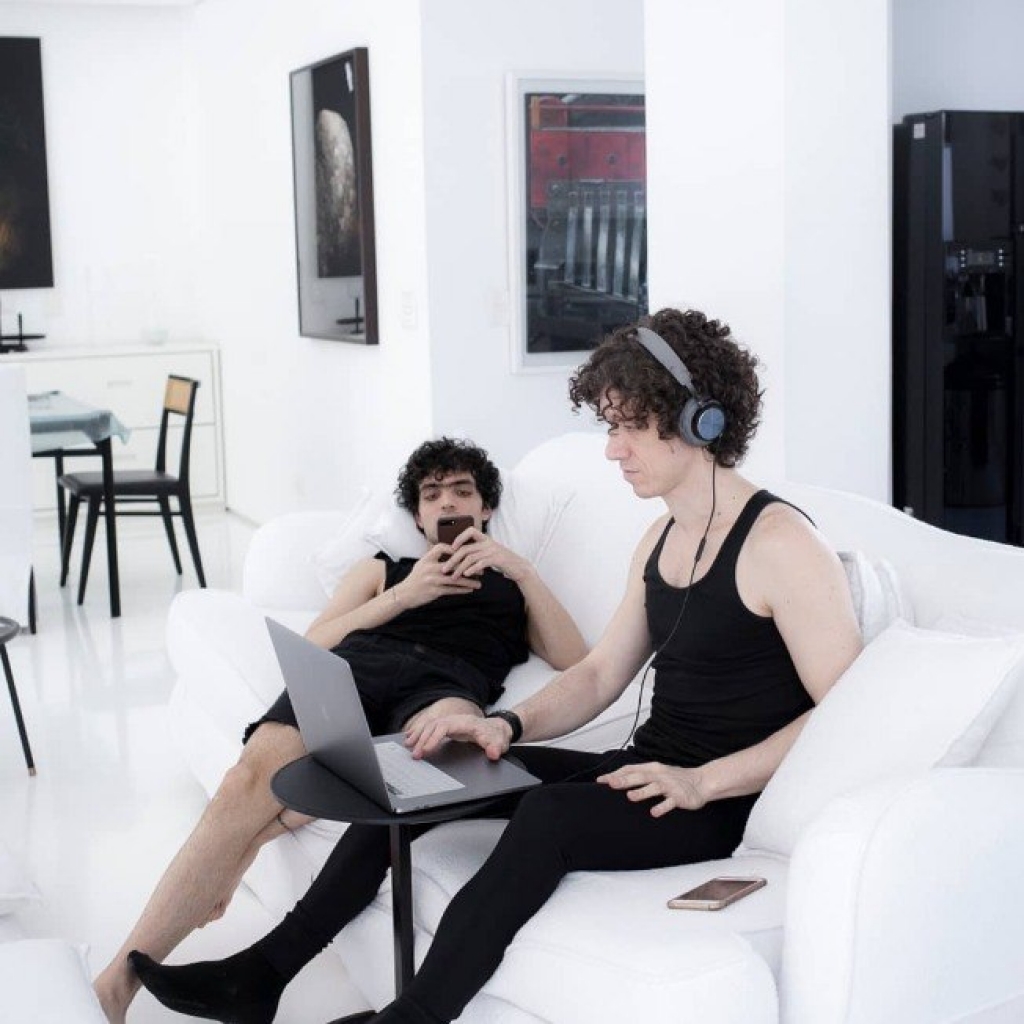Filho de Marília Gabriela abre as portas de apartamento que vive com o namorado Filho de Marília Gabriela abre as portas de apartamento que vive com o namorado