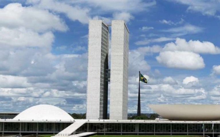 Quase 40 mil cargos comissionados foram entregues para partidos